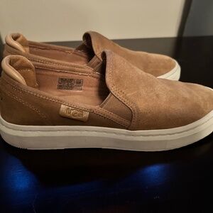 Womens UGG “Alameda”slip on size 7